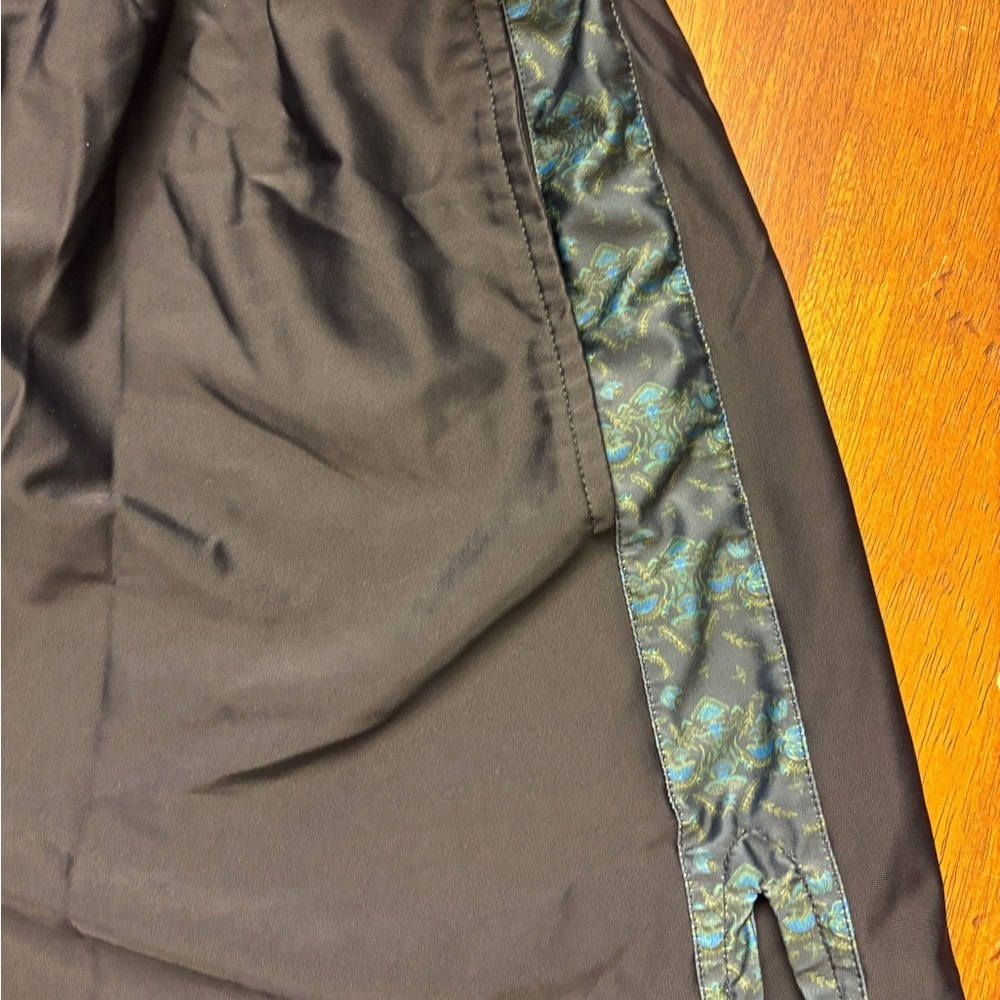 BerBeda Black Athletic Shorts with Patterned Trim - Picture 4 of 6